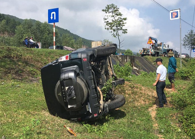 Ôtô văng xuống vệ đường sau cú tông của xe bồn - Ảnh 2.