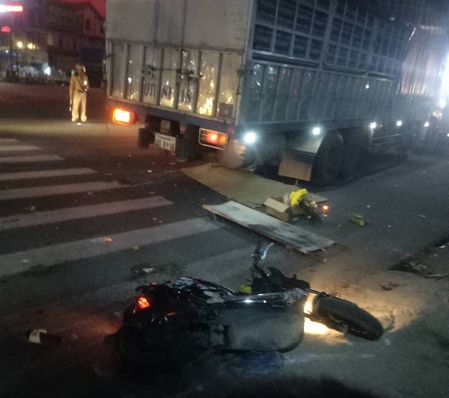 Xe tải biển Lào đâm loạt xe máy ở ngã tư khiến 1 người tử vong, 2 người bị thương nặng - Ảnh 2.
