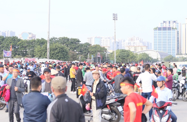 Quảng trường SVĐ Mỹ Đình đông kín CĐV dù hơn 4h nữa trận đấu Việt Nam - Thái Lan mới diễn ra - Ảnh 1.