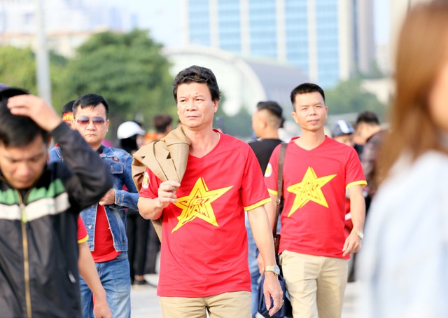Quảng trường SVĐ Mỹ Đình đông kín CĐV dù hơn 4h nữa trận đấu Việt Nam - Thái Lan mới diễn ra - Ảnh 11.