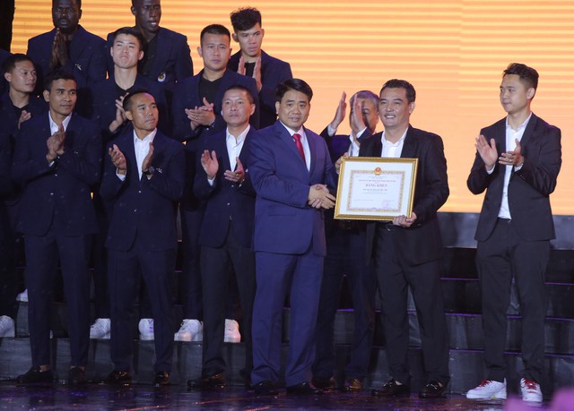 Hà Nội FC dành tặng chức vô địch cho người hâm mộ, đón nhận huân chương lao động hạng Ba - Ảnh 2.