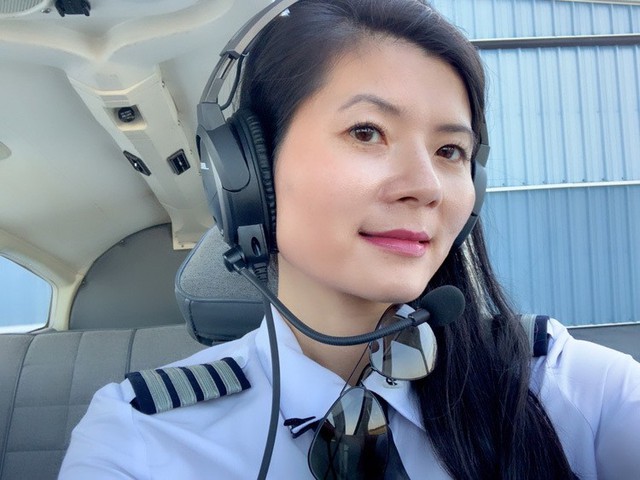 Cô gái gốc Việt ngủ nhờ ở sân bay để học thành phi công - Ảnh 1.