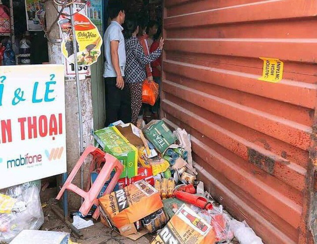 Kinh hoàng thùng container văng xuống đường làm 2 người thương vong, người thân khóc nghẹn tại hiện trường - Ảnh 4.