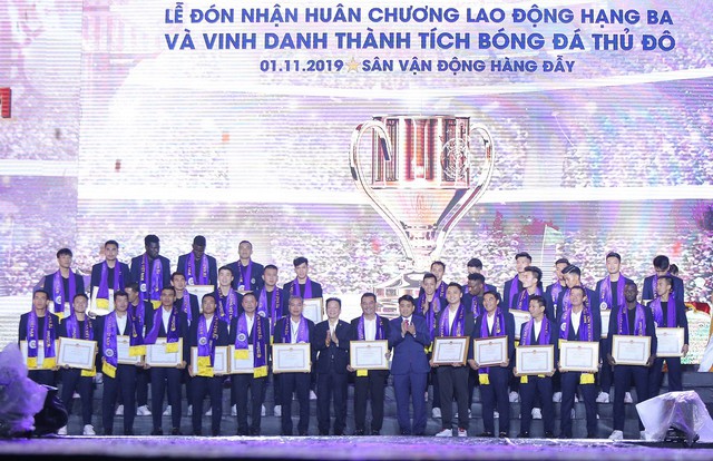 Hà Nội FC dành tặng chức vô địch cho người hâm mộ, đón nhận huân chương lao động hạng Ba - Ảnh 4.