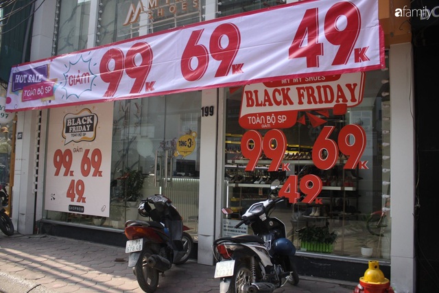 Nhiều cửa hàng thời trang ở Hà Nội đã chạy đà cho ngày mua sắm Black Friday bằng việc treo biển giảm giá mạnh tới 80% các sản phẩm - Ảnh 1.