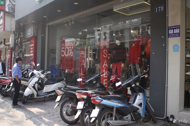 Nhiều cửa hàng thời trang ở Hà Nội đã chạy đà cho ngày mua sắm Black Friday bằng việc treo biển giảm giá mạnh tới 80% các sản phẩm - Ảnh 2.