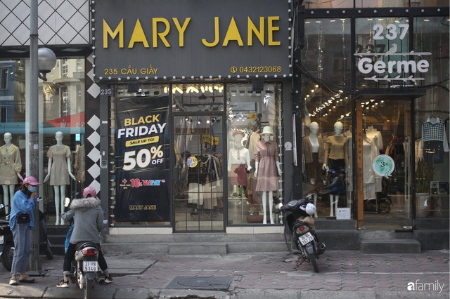 Nhiều cửa hàng thời trang ở Hà Nội đã chạy đà cho ngày mua sắm Black Friday bằng việc treo biển giảm giá mạnh tới 80% các sản phẩm - Ảnh 12.