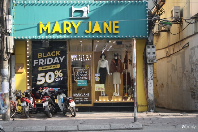Nhiều cửa hàng thời trang ở Hà Nội đã chạy đà cho ngày mua sắm Black Friday bằng việc treo biển giảm giá mạnh tới 80% các sản phẩm - Ảnh 13.