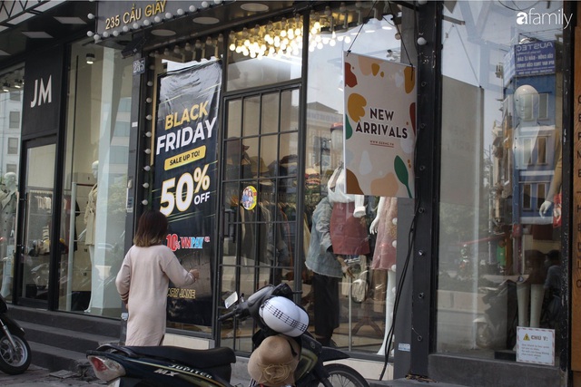 Nhiều cửa hàng thời trang ở Hà Nội đã chạy đà cho ngày mua sắm Black Friday bằng việc treo biển giảm giá mạnh tới 80% các sản phẩm - Ảnh 14.