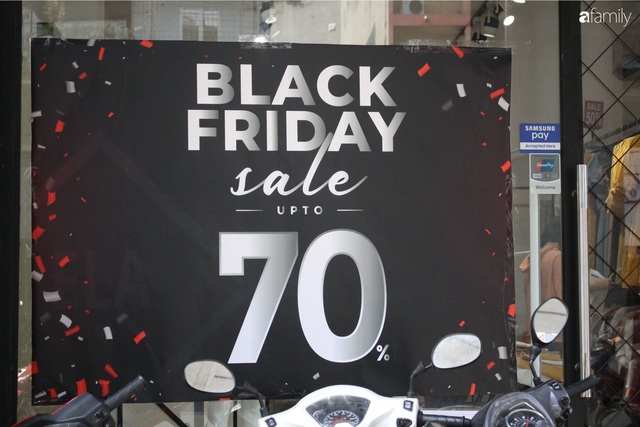 Nhiều cửa hàng thời trang ở Hà Nội đã chạy đà cho ngày mua sắm Black Friday bằng việc treo biển giảm giá mạnh tới 80% các sản phẩm - Ảnh 15.