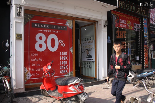 Nhiều cửa hàng thời trang ở Hà Nội đã chạy đà cho ngày mua sắm Black Friday bằng việc treo biển giảm giá mạnh tới 80% các sản phẩm - Ảnh 16.