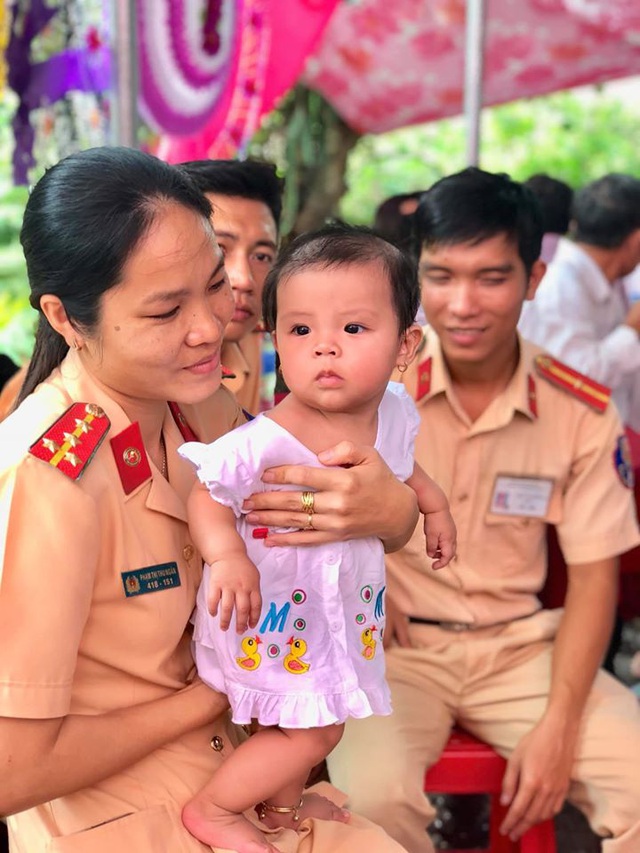 Vợ của Trung úy công an tử nạn lúc truy đuổi trộm: “Từ ngày cha mất, bé không chịu ngủ, cứ khóc liên tục” - Ảnh 4.