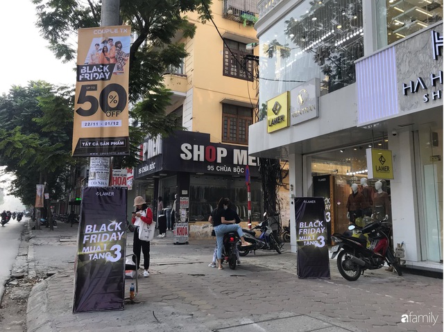 Nhiều cửa hàng thời trang ở Hà Nội đã chạy đà cho ngày mua sắm Black Friday bằng việc treo biển giảm giá mạnh tới 80% các sản phẩm - Ảnh 3.