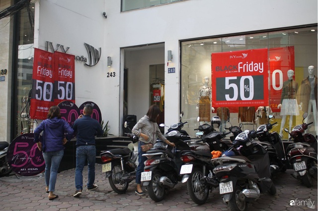 Nhiều cửa hàng thời trang ở Hà Nội đã chạy đà cho ngày mua sắm Black Friday bằng việc treo biển giảm giá mạnh tới 80% các sản phẩm - Ảnh 4.