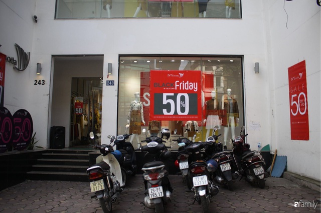 Nhiều cửa hàng thời trang ở Hà Nội đã chạy đà cho ngày mua sắm Black Friday bằng việc treo biển giảm giá mạnh tới 80% các sản phẩm - Ảnh 7.