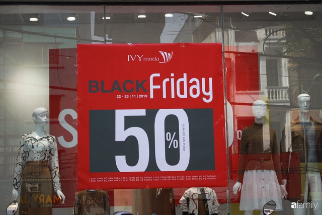 Nhiều cửa hàng thời trang ở Hà Nội đã chạy đà cho ngày mua sắm Black Friday bằng việc treo biển giảm giá mạnh tới 80% các sản phẩm - Ảnh 8.