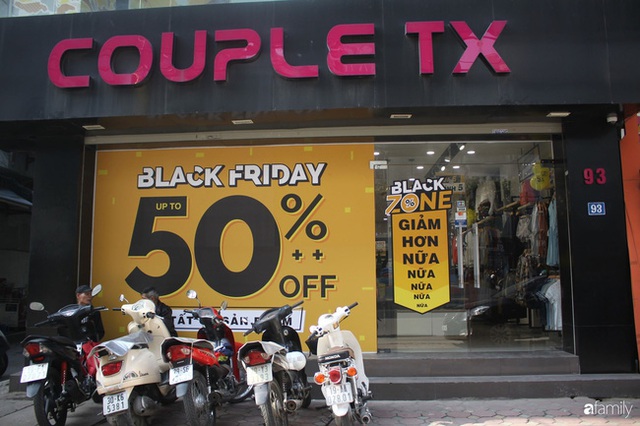 Nhiều cửa hàng thời trang ở Hà Nội đã chạy đà cho ngày mua sắm Black Friday bằng việc treo biển giảm giá mạnh tới 80% các sản phẩm - Ảnh 9.