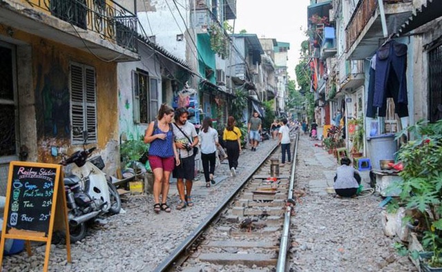 Người dân phố cà phê đường tàu Hà Nội sắp bị di dời - Ảnh 1.