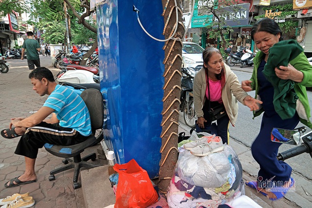 Những chiếc tủ từ thiện làm ấm mùa đông Hà Nội - Ảnh 6.