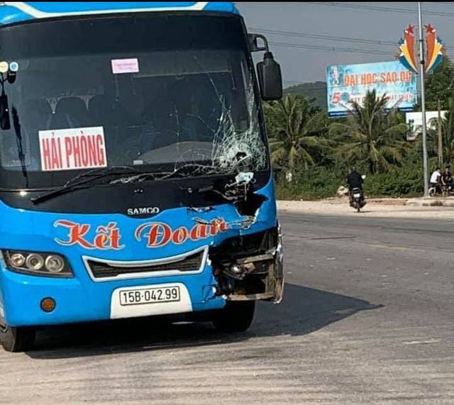 Va chạm với ô tô khách, hai  nữ sinh cấp 3 ở Hải Dương tử vong trên đường đi học - Ảnh 2.
