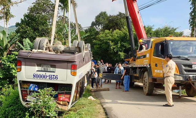 Tránh xe tải, xe khách bẻ lái rơi xuống sông, 3 người đi cấp cứu - Ảnh 3.