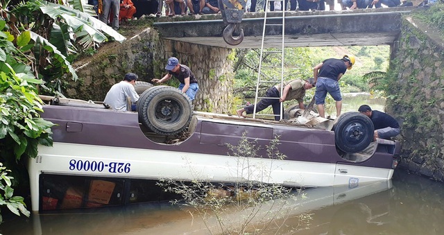 Tránh xe tải, xe khách bẻ lái rơi xuống sông, 3 người đi cấp cứu - Ảnh 4.