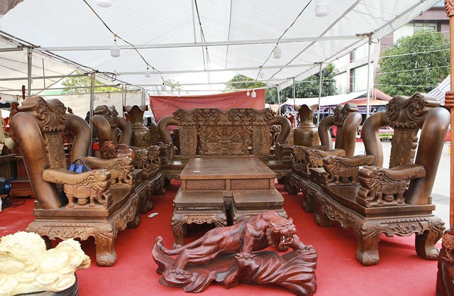 Cận cảnh bộ bàn ghế làm từ gỗ mun hàng trăm năm tuổi gần một tỷ đồng ở Hà Nội - Ảnh 2.