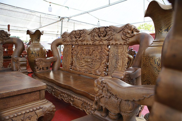 Cận cảnh bộ bàn ghế làm từ gỗ mun hàng trăm năm tuổi gần một tỷ đồng ở Hà Nội - Ảnh 3.