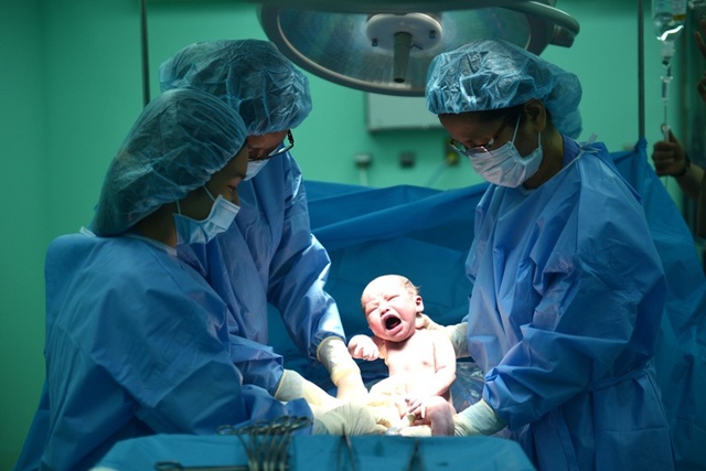 Đòi sinh con thuận tự nhiên trong tư thế đứng ở bệnh viện, sản phụ suýt mất con - Ảnh 1.