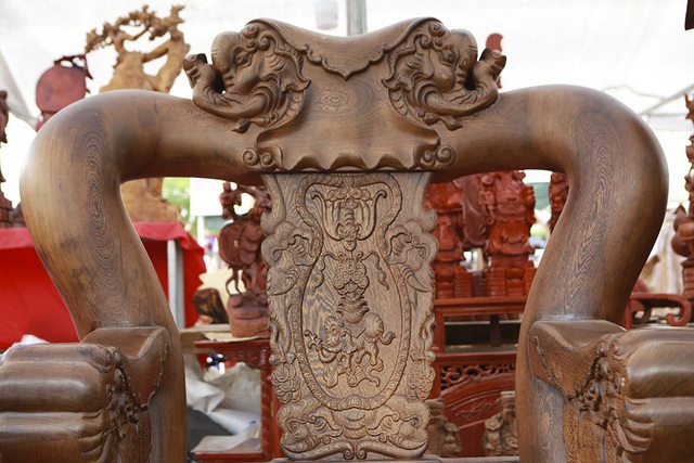 Cận cảnh bộ bàn ghế làm từ gỗ mun hàng trăm năm tuổi gần một tỷ đồng ở Hà Nội - Ảnh 12.