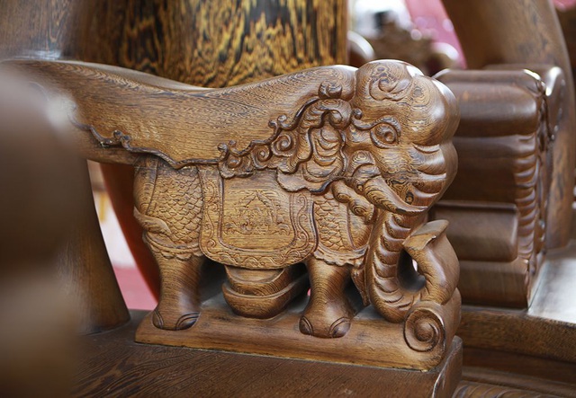 Cận cảnh bộ bàn ghế làm từ gỗ mun hàng trăm năm tuổi gần một tỷ đồng ở Hà Nội - Ảnh 4.