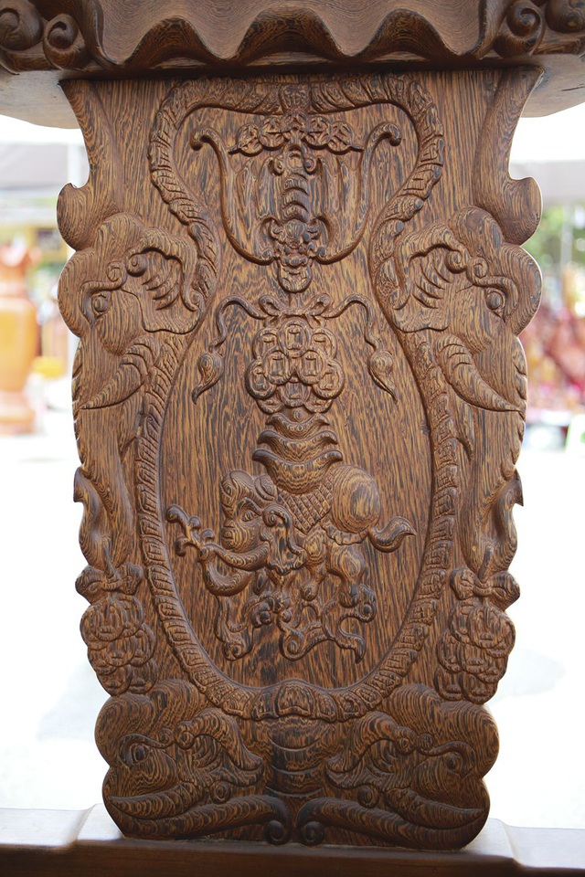 Cận cảnh bộ bàn ghế làm từ gỗ mun hàng trăm năm tuổi gần một tỷ đồng ở Hà Nội - Ảnh 5.