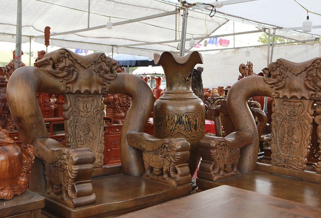 Cận cảnh bộ bàn ghế làm từ gỗ mun hàng trăm năm tuổi gần một tỷ đồng ở Hà Nội - Ảnh 7.