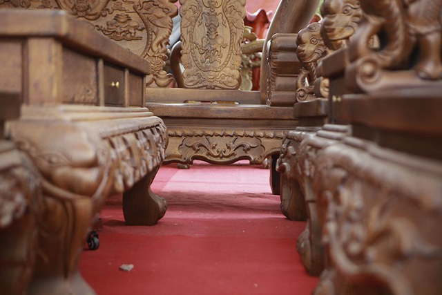 Cận cảnh bộ bàn ghế làm từ gỗ mun hàng trăm năm tuổi gần một tỷ đồng ở Hà Nội - Ảnh 8.