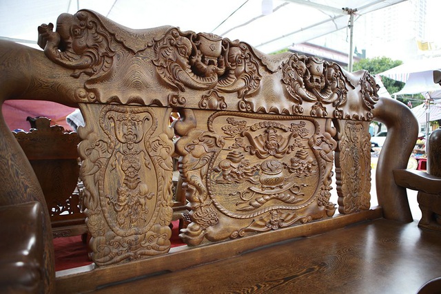 Cận cảnh bộ bàn ghế làm từ gỗ mun hàng trăm năm tuổi gần một tỷ đồng ở Hà Nội - Ảnh 10.