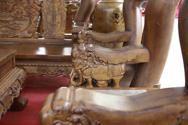 Cận cảnh bộ bàn ghế làm từ gỗ mun hàng trăm năm tuổi gần một tỷ đồng ở Hà Nội - Ảnh 11.