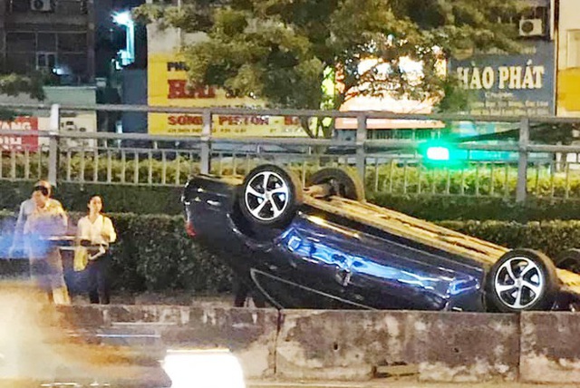 Mercedes lật ngửa sau tai nạn, tài xế thoát chết - Ảnh 2.