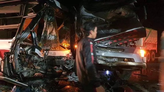 Tai nạn kinh hoàng: Xe container tông trực diện xe khách khiến 1 người chết, 3 người bị thương và nhiều người ngất xỉu - Ảnh 1.