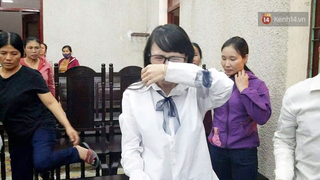 Chị gái nữ sinh giao gà gục khóc nức nở tại tòa sau khi mẹ bị tuyên án 20 năm tù - Ảnh 2.