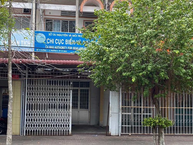 Buộc th&ocirc;i việc nữ ph&oacute; ph&ograve;ng đi du học xong kh&ocirc;ng chịu về nước - Ảnh 2.