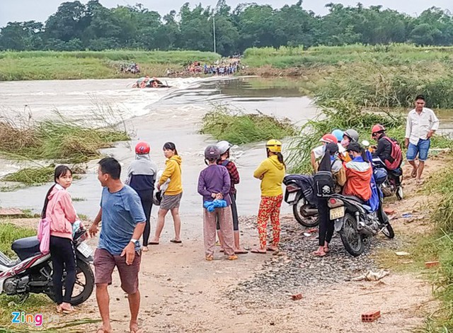 Lật ghe, 5 người bị hất xuống dòng nước chảy xiết - Ảnh 1.