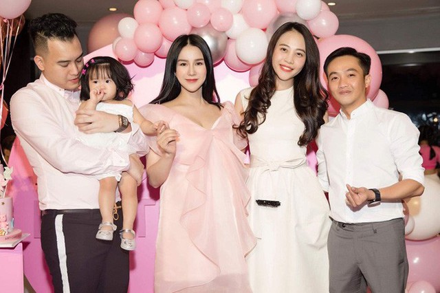 Mới sinh con được đúng 1 ngày, Diệp Lâm Anh đã ăn diện lộng lẫy, mở tiệc sinh nhật con gái khiến ai cũng ngạc nhiên - Ảnh 2.