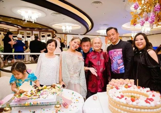 Vợ cả vui mừng khi tỷ phú sòng bài bỏ vợ bé - Ảnh 2.