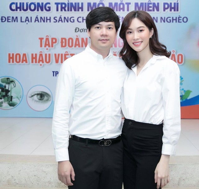 4 đại gia Việt nổi tiếng chiều vợ: Người tối ngày tặng hàng hiệu xa xỉ, kẻ ở nhà hẳn 1 tháng chăm vợ đẻ - Ảnh 33.