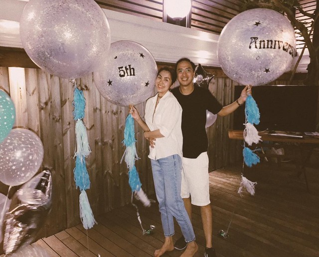 4 đại gia Việt nổi tiếng chiều vợ: Người tối ngày tặng hàng hiệu xa xỉ, kẻ ở nhà hẳn 1 tháng chăm vợ đẻ - Ảnh 37. 4 đại gia Việt nổi tiếng chiều vợ: Người tối ngày tặng hàng hiệu xa xỉ, kẻ ở nhà hẳn 1 tháng chăm vợ đẻ - Ảnh 37.