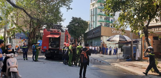 Hà Nội: Cháy tum của 3 tòa nhà, hàng trăm người dân nháo nhác tháo chạy thoát thân - Ảnh 4.