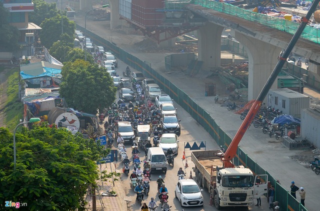 Chục nghìn người nhúc nhích ở đường Trường Chinh vì xe tải hỏng - Ảnh 2.