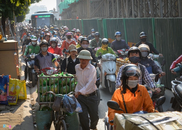 Chục nghìn người nhúc nhích ở đường Trường Chinh vì xe tải hỏng - Ảnh 3.
