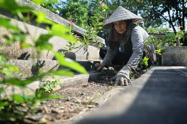 Gia đình 4 thế hệ sống giữa nghĩa trang  - Ảnh 3.