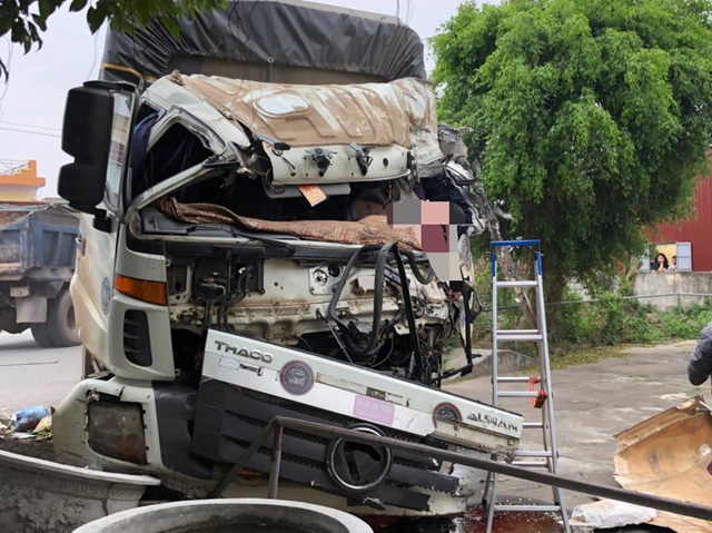 Nam Định: 2 tài xế xe tải thương vong sau cú tông trực diện - Ảnh 2.
